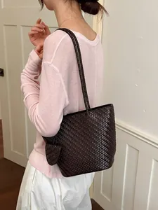Handgevlochten donkerbruine leren draagtas met schouderbanden voor dames mode stijl