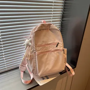 Mochila rosa claro minimalista de estilo coreano para mujer en un entorno acogedor de ventana