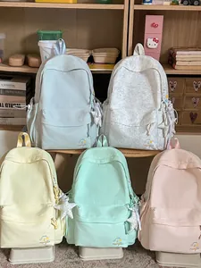Vijf stijlvolle pastel geborduurde schoolrugzakken voor informele zomerse activiteiten