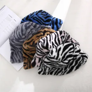Détail de bobs en peluche colorés à motif zébré sur un fond de magazine élégant et chic