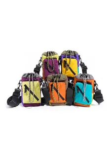 Eine Auswahl an mehrfarbigen Nylon-Eimer-Taschen mit verstellbaren Umhängeriemen