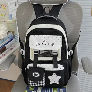 Primer plano de una mochila escolar de gato con múltiples bolsillos y detalles de estrellas.