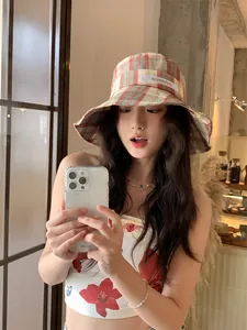 Sombrero de pescador a cuadros para mujer con ala ancha, detalle de selfie.