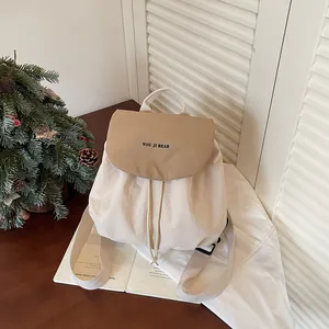 Vue détaillée d'un sac à dos minimaliste en toile crème et beige pour le quotidien