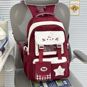 Vista detallada de una mochila escolar roja y blanca de gato con diseño de estrellas.
