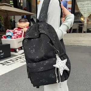 Schwarzer Sternenrucksack mit weißem Sternanhänger in stylischer Straßenumgebung