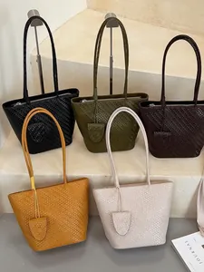 Collectie stijlvolle geweven draagtassen in diverse kleuren met minimalistisch design