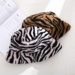 Gros plan détaillé montrant la texture douce des bobs en peluche à motifs zèbre et tigre