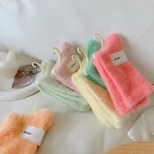 Primer plano de calcetines suaves y peludos en una variedad de colores de caramelo.