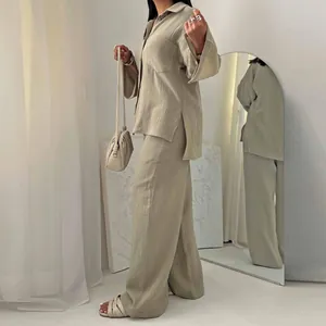 Completo casual da donna in due pezzi con camicia a maniche lunghe e pantaloni larghi