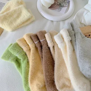 Primer plano de calcetines de terciopelo de mink en colores caramelo y textura suave.