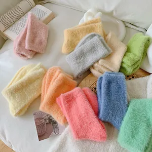 Vista detallada de calcetines de pelo de visón suaves y coloridos para mujer invierno