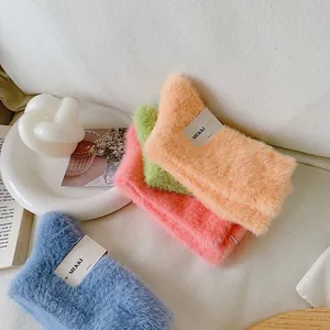 Primer plano de calcetines de terciopelo de visón de colores para el calor invernal.