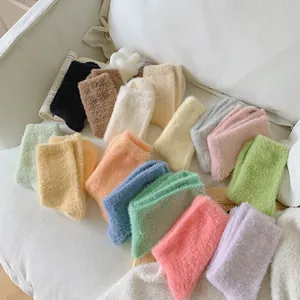 Calcetines de terciopelo de visón de colores para el invierno en un sofá blanco