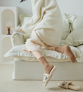 Primer plano de calcetines marrones de vellón de mink con pantuflas de felpa