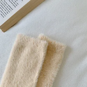 Primer plano de la suave textura de pelo de marta sintético en calcetines crema cálidos