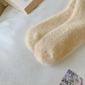 Detalle de calcetines de terciopelo de visón crema suaves y gruesos para el invierno