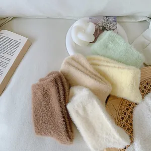 Detalle de la suave textura de terciopelo de visón de calcetines de invierno cálidos para mujer