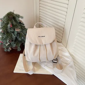 Vue détaillée d'un sac à dos en nylon léger crème doux de style fille coréenne