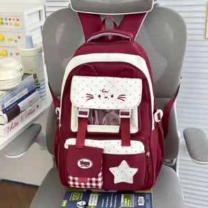 Primer plano de una mochila roja de gato con múltiples bolsillos y parche de estrella