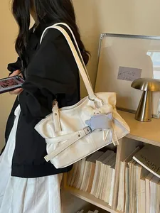 Elegante weiße Tragetasche mit großem Fassungsvermögen und Bärenanhänger für Damen.