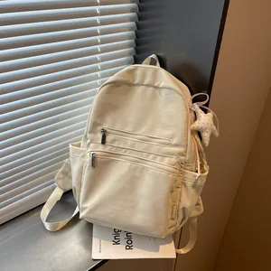 Mochila ligera para mujer de color blanco crema minimalista con colgante estrella
