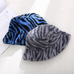 Vue détaillée des bobs en fausse fourrure à motif zèbre en bleu et gris pour le style d'hiver.