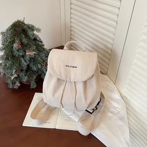 Vue détaillée d'un sac à dos de voyage léger de couleur crème dans un cadre chaleureux