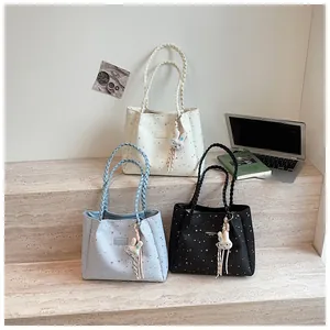 Vue détaillée de trois sacs cabas à motif étoilé avec de charmants pendentifs lapin.