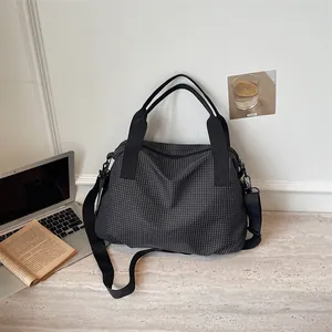 Grande borsa da viaggio a scacchi per sport e fitness in un moderno ambiente lifestyle