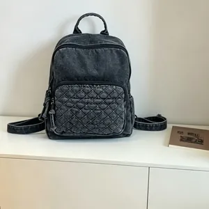 Detailansicht eines modischen schwarzen gesteppten Denim-Rucksacks für Damen