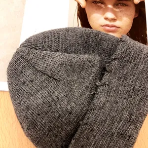 Gros plan montrant la texture en maille côtelée grise épaisse de ce bonnet très élégant