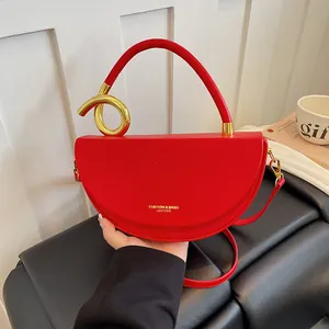 Detailansicht der roten Satteltasche mit einem einzigartigen goldenen Griff