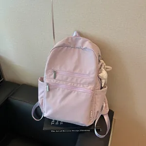 Mochila ligera de nailon color lavanda para mujer con varios bolsillos.