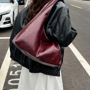 Elegante bolso hobo retro burdeos de gran capacidad combinado con chaqueta de cuero negra