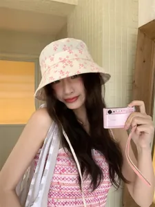 Vue détaillée du motif floral rose sur un chapeau bob d'été élégant pour femme