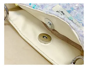 Vista macro dettagliata che mostra la chiusura magnetica e l'interno di una mini borsa di paillettes