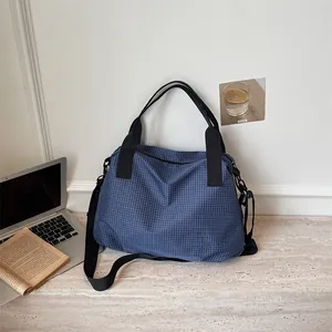 Grande borsa da viaggio a scacchi blu per palestra e sport con tracolla regolabile