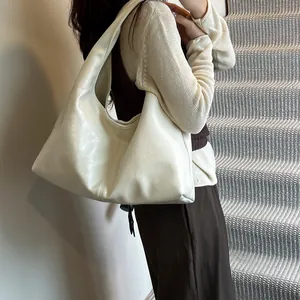 Gran bolso hobo retro crema usado como bolso de hombro para un look de oficina chic