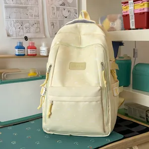 Leuke lichtgele Japanse schoolrugzak met hartjespatroon in een sfeervolle bureau-omgeving