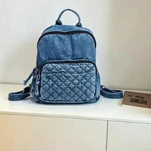 Lässiger Denim-Rucksack mit gesteppter Vordertasche für Reise und Alltag.