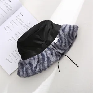 Détail d'un bob en peluche à motif zèbre montrant la texture de la fourrure et l'étiquette
