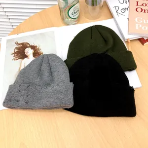 Lot de trois bonnets en tricot unisexes en gris, vert et noir pour la saison d'hiver