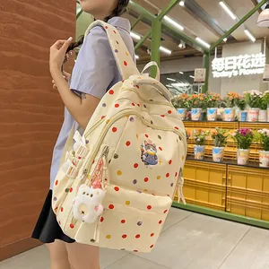 Zaino per studenti color crema a pois con ricamo a gatto e ciondolo a forma di orso.