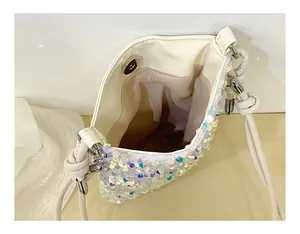 Vista dettagliata della mini borsa a tracolla con paillettes e fodera interna bianca