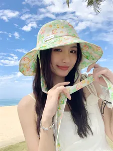Frischer Blumen Sonnenhut mit verstellbaren Bändern, von Model am Strand getragen