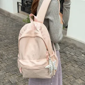 Modischer rosa Rucksack mit Sternenmuster für Damen und süßem Stern-Anhänger Detail