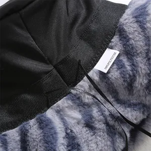 Détail de la doublure intérieure et de l'étiquette 100% polyester du bob en peluche zèbre.