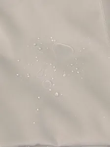 Detalle macro de la tela repelente al agua con gotas de agua en la superficie