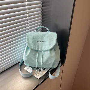 Mini sac à dos bleu clair avec cordon et rabat pour les sorties décontractées d'été
